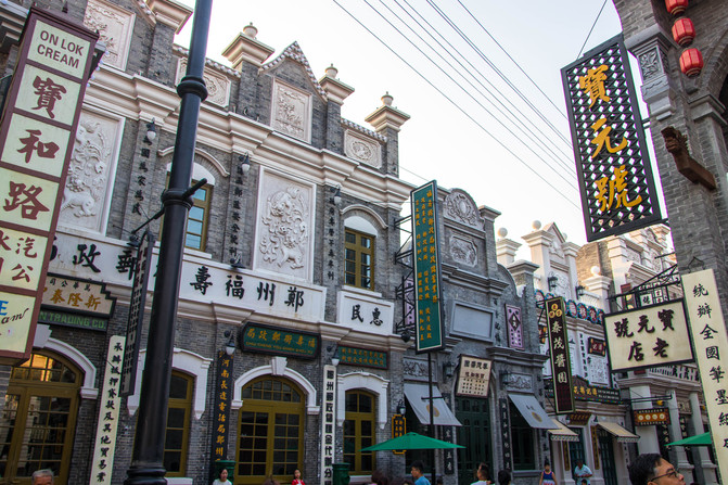 推開穿越時光之門,體驗建業華誼兄弟電影小鎮造夢之旅。